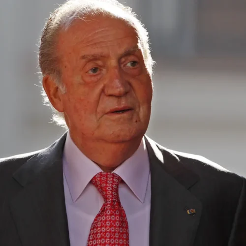 El abrazo entre el Rey Juan Carlos y Victoria Federica a su llegada a Sevilla