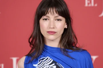 La foto de Úrsula Corberó dando el pecho a su bebé en un coche: «Tanto amor no me cabe»