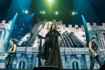 Laura Pausini interrumpe su concierto de Madrid por una persona bebida: «Quiero saber qué está pasando ahí»