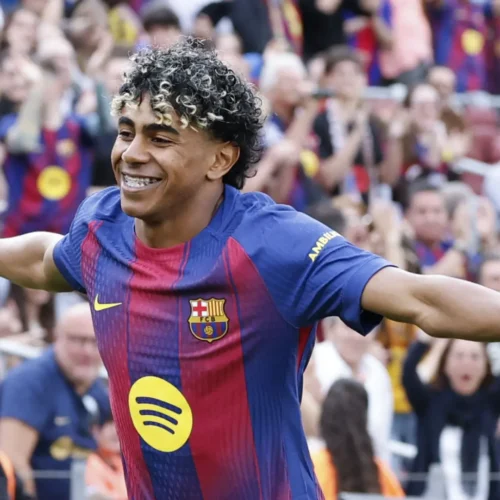 El Barcelona golea al Espanyol en el derbi retro y deja sentenciada LaLiga