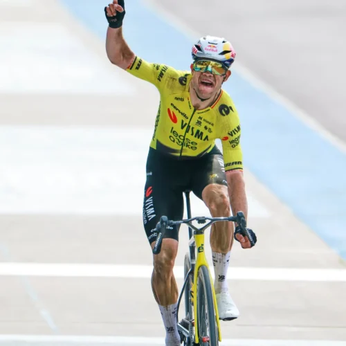 Van Aert gana el pulso a Pogacar en la París-Roubaix y le impide entrar en la exclusiva lista de ciclistas con los ‘cinco monumentos’
