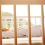 Por qué no deberías exponer a un recién nacido al sol tras las ventanas para prevenir la ictericia: podría recibir niveles de radiación muy elevados