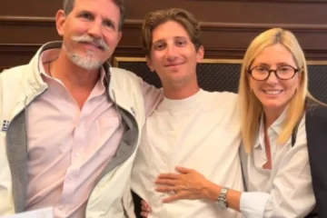 Marie-Chantal de Grecia revela que su hijo Odysseas se fracturó la cabeza en Italia y que pudieron repatriarlo tras 17 horas en tren