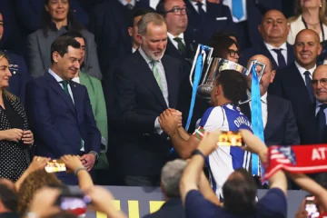 El momento en el que el rey Felipe VI entrega la Copa a la Real tras ganar a su Atlético: mensaje a Simeone y apretón con Oyarzabal