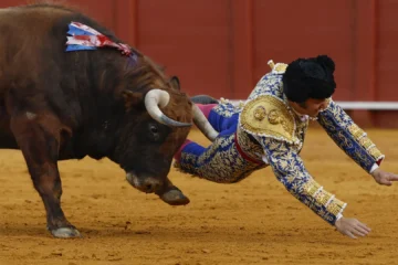 Morante de la Puebla, intervenido de urgencia tras resultar herido por un toro en la Maestranza de Sevilla