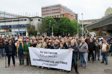 Las víctimas de los abusos en La Salle de San Sebastián piden reparación en la calle: “En dos años no han hecho absolutamente nada”