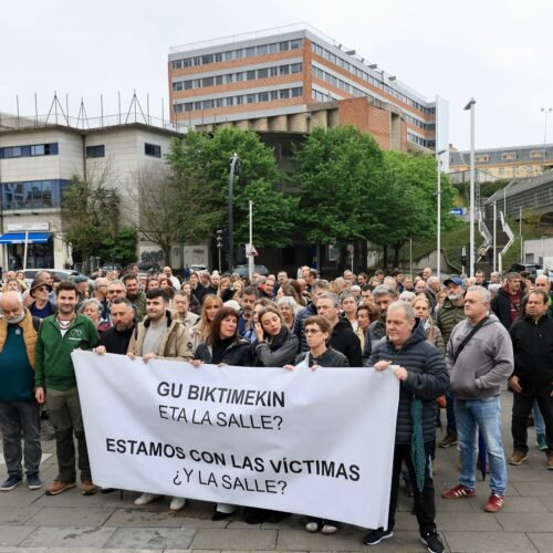 Las víctimas de los abusos en La Salle de San Sebastián piden reparación en la calle: “En dos años no han hecho absolutamente nada”