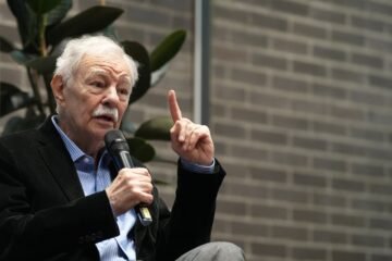 Las juventudes de Junts agitan la semana de Sant Jordi llamando al boicot a Eduardo Mendoza