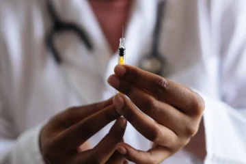 Los productos sanitarios de uso diario en los hospitales que están en peligro por la guerra de Irán: de jeringuillas a bolsas de orina