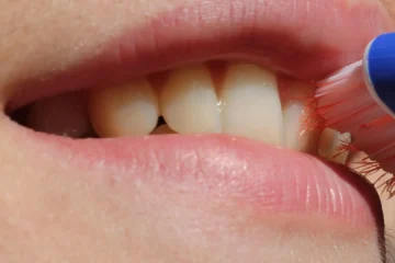 Estas son las bebidas que más manchan los dientes, y no solo son el café o el vino, según la ciencia