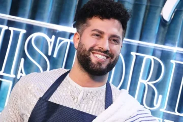Javi Hoyos cuenta cómo descubrió su homosexualidad y revela que su primera vez fue con un conocido ‘influencer’