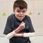 La artista Julia de Gabriel retrata a Leo, el pequeño sevillano con Piel de Mariposa, todo un «referente»