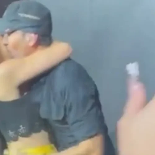 Enrique Iglesias revive el beso en la boca de una fan en pleno concierto: «No sabe tu nombre ni que existes»