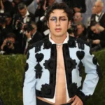 Hudson Williams se viste de torero para la Met Gala con un traje inspirado en Balenciaga