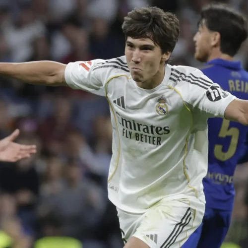 El Real Madrid vence al Oviedo en mitad de la crisis y los pitos del Bernabéu