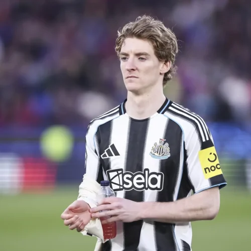 Sale a la luz la millonada que el Barça pagará por Anthony Gordon, su nuevo extremo inglés