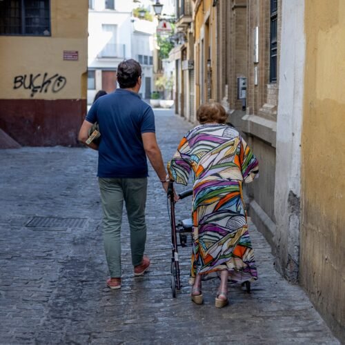 Casi dos tercios de los mayores de 65 años con limitaciones severas en su vida diaria carecen de atención del sistema de dependencia