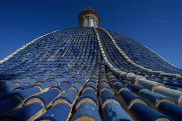 Así fue la compleja rehabilitación de la cúpula de las 16.000 tejas azules de Valencia, la segunda más grande de España