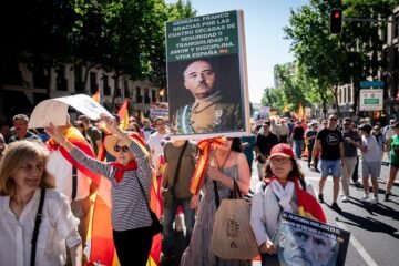 Miles de personas protestan en Madrid contra el “Gobierno corrupto” de Sánchez en una marcha marcada por la imputación de Zapatero