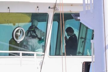 El crucero ‘Hondius’ atraca en el puerto de Róterdam para su desinfección tras el brote de hantavirus