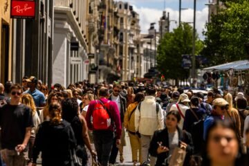 Investigadores crean un dispositivo cerebral que permite amplificar un sonido entre una multitud de voces