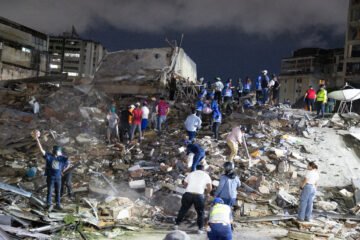 Dos terremotos salvajes dejan 589 muertos, entre ellos cuatro españoles, en una Venezuela derruida por el chavismo: «Rescatamos a la gente con las uñas, aquí no ha llegado nadie»
