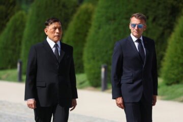 Macron extiende la alfombra roja al excéntrico rey Rama X de Tailandia, deseoso de venderle aviones de Airbus