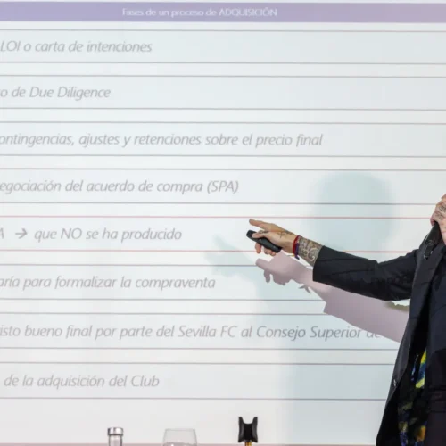 Las redes alucinan con Ramos y su presentación sobre la compra del Sevilla: «Buenísimo el cameo en ‘The Office»