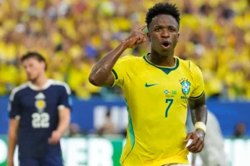 Vinícius brilla con dos tantos en la goleada de Brasil a Escocia que asegura a los de Ancelotti el primer puesto