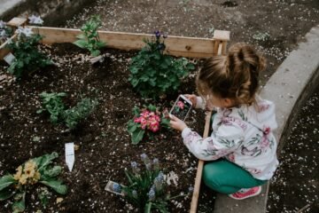“Mamá, ¿quieres más al teléfono que a mí?”: los menores con padres enganchados al móvil son más inseguros