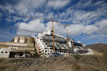 El Gobierno y la Junta confían en que la justicia andaluza dé vía libre a la demolición del Algarrobico
