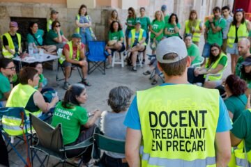 Los docentes valencianos votan la última propuesta de Educación para frenar la huelga: 200 euros más al mes y bajada de alumnos por clase