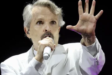 El controvertido vídeo de Miguel Bosé, de rodillas, en homenaje a Henry Nowak: «No puedo respirar»