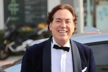 Pipi Estrada, enamorado a los 71 años: el apasionado beso con Lolita, su nueva novia