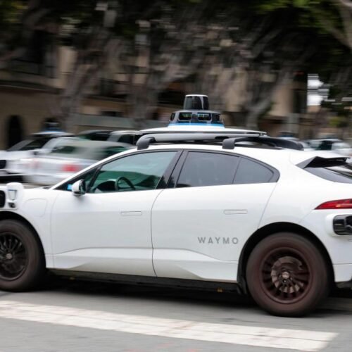 Waymo pisa el acelerador y deja atrás a Tesla en la batalla del robotaxi