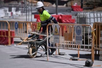Trenes como hornos, pulseras contra los golpes de calor y miles de horas perdidas: las empresas toman medidas contra las temperaturas extremas para salvar sus negocios