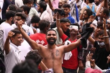Las ‘cucarachas’ de India ponen fin a semanas de protestas tras lograr la dimisión del ministro de Educación