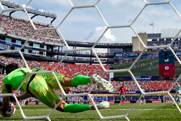 Polémica con el penalti fallado de Mbappé ante Marruecos: una revisión de más de 3 minutos que acabó en bronca con el árbitro