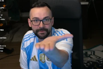 Indignación en Argentina con ElXokas tras su obsceno gesto con la camiseta de la selección durante el Mundial: «Falta de respeto»