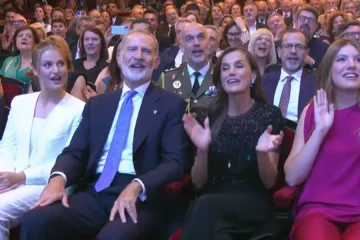 Los reyes y sus hijas cantaron con Luz Casal y Soleá Morente ‘Un nuevo día brillará’ en los premios Princesa de Girona 2026