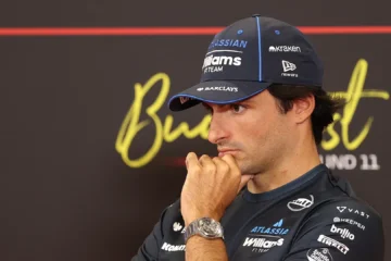 Carlos Sainz explica su incidente con Oscar Piastri en Hungría: «Si se te meten en el ángulo muerto…»
