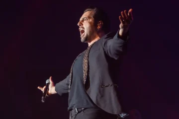 Bustamante expulsa a un espectador ebrio en su último concierto: «Que nuestra fiesta no perjudique la fiesta de los demás»