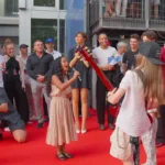 La inesperada sorpresa musical de unos niños a Tom Holland y Zendaya durante el estreno de ‘Spider-Man’ en París
