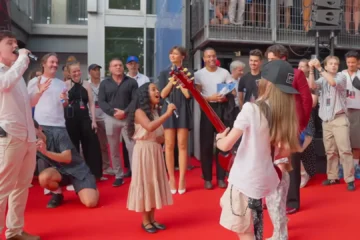 La inesperada sorpresa musical de unos niños a Tom Holland y Zendaya durante el estreno de ‘Spider-Man’ en París