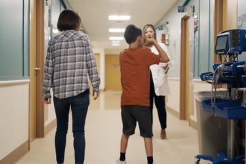 Una terapia solo para Connor: un adolescente camina por primera vez sin ayuda gracias a una ‘tirita’ genética