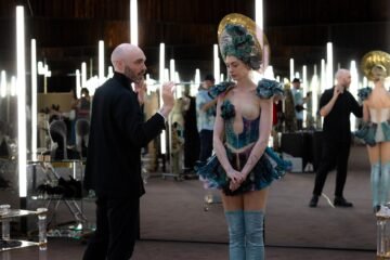 David Lowery, sobre su “muy, muy rara” película: “Quería que Anne Hathaway representara a todas las estrellas del pop que amo”