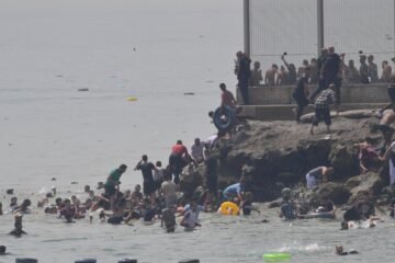“¡Marruecos no, Marruecos no!”: los inmigrantes que entran en Ceuta imploran a la Guardia Civil que no los devuelva a su país