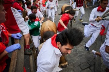 Un herido por cornada y ocho por contusiones en un rápido sexto encierro de la Palmosilla en San Fermín