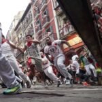 Los atléticos toros gaditanos de Álvaro Núñez protagonizan un emocionante cuarto encierro de San Fermín con nueve contusionados