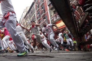 Los atléticos toros gaditanos de Álvaro Núñez protagonizan un emocionante cuarto encierro de San Fermín con nueve contusionados